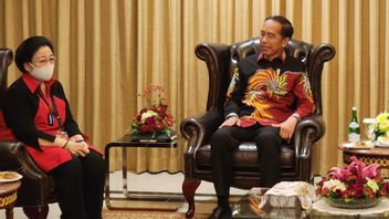 Hadiri HUT ke-50 PDIP Pakai Batik Modern, Jokowi Langsung Disambut Megawati