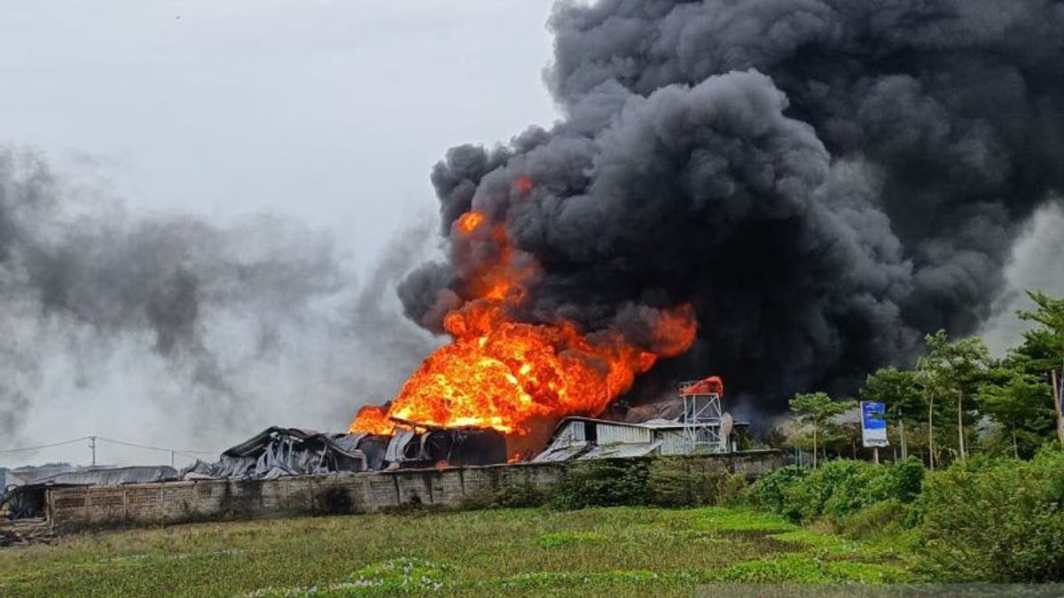 チレボンのフォームマットレス工場は昨日から燃えていましたが、今までダムカルの役員はまだ火を消すのに苦労しています