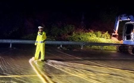 Tebing Jalan Tol Pandaan Arah Malang Longsor Akibat Hujan Deras