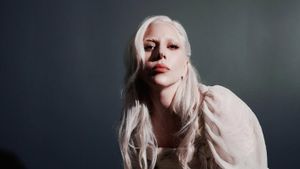 Kejutan Malam Natal, Lady Gaga Rilis Film Konser Harlequin Live di YouTube