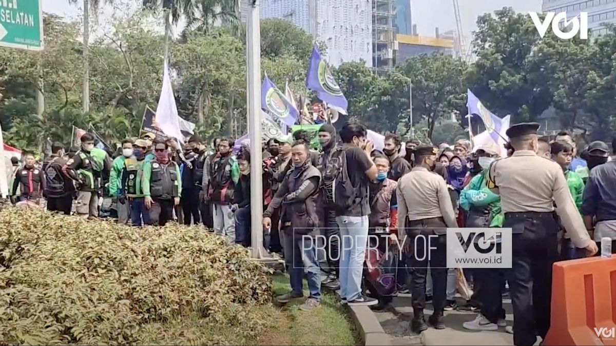 Hundreds Of Ojol Demo Drivers In The Horse Statue Area, A Number Of Road Sections Moved