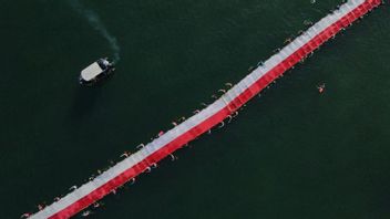 78米长的红白旗在望加锡水域蔓延
