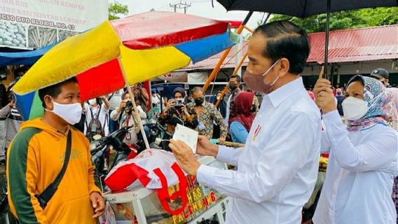 Jokowi Raises Three Fingers When Distributing IDR 300 Thousand BLT Migor To Merchants, Roy Suryo: Hopefully That Means Not 3 Periods Yes