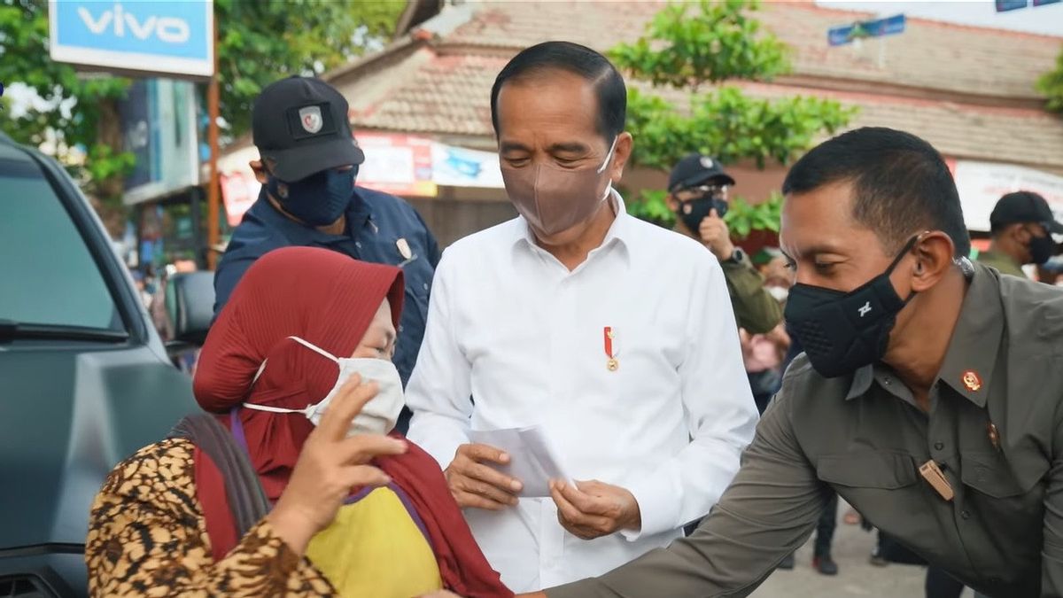Dikasih Bantuan Tunai ke Pedagang Jateng: Bersyukur Sekali Punya Pimpinan Kayak Pak Jokowi