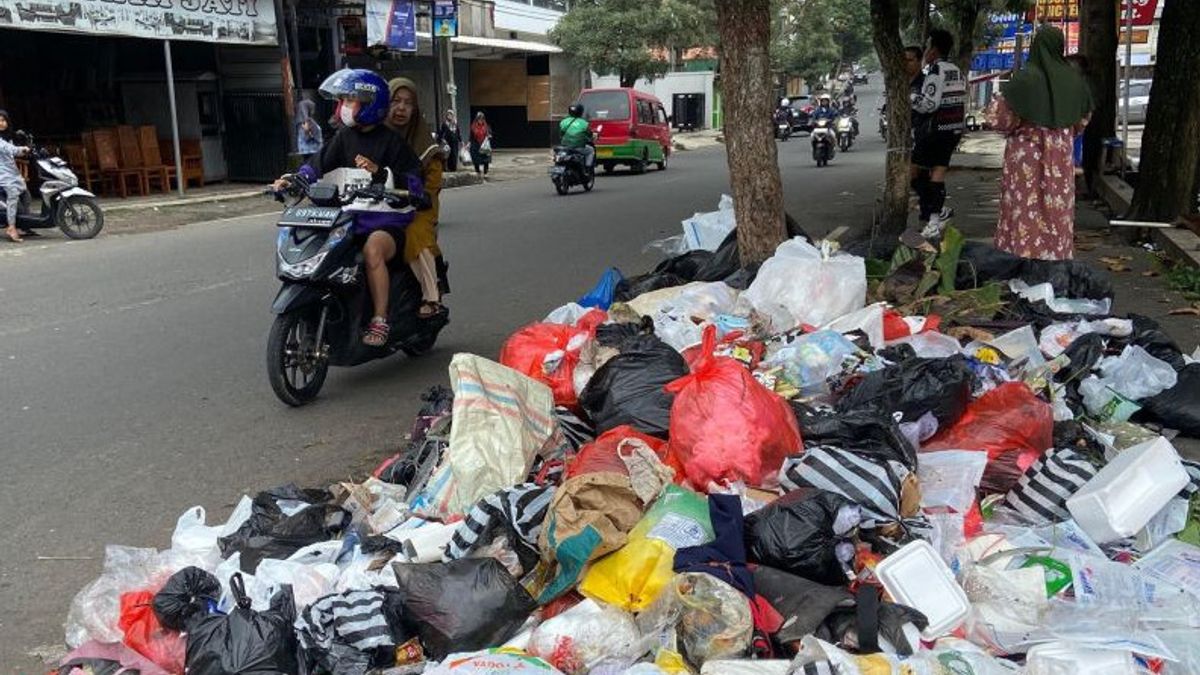 Garbage Piling Up On The Roadside Of Cianjur City Will Be Transported To TPSA Mekarsari Gradually