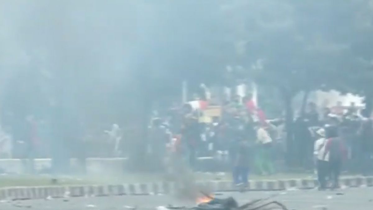 Massa Terus Melawan Polisi di Tugu Tani, Berkali-kali Suara Tembakan Gas Air Mata Terdengar