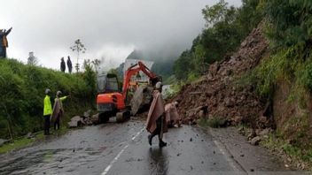 雨和雾，关闭Tawangmangu-Magetan Karanganyar公路的山体滑坡材料的疏散停止