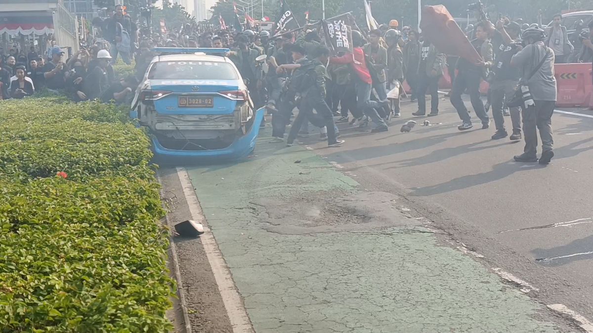 Protests At Regional Police Station Heat Up, MRT Closes Entrance to Istora Mandiri Station