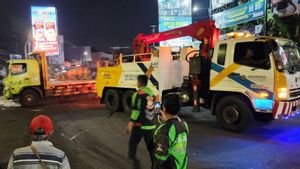 新邦MT Haryono三宝垄的卷曲纸运输卡车,1人死亡