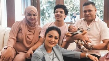 Raul Lemos Gendong Anak Atta Halilintar dan Aurel Hermansyah, Warganet Bersyukur Keluarga Rukun