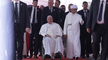 En arrivant à la mosquée d’Istiqlal, le pape François accueille la musique spéciale de Karnai Betawi