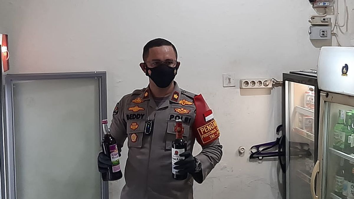 南ジャカルタのミラス倉庫が解体、当局は何百もの違法輸入ボトルを発見