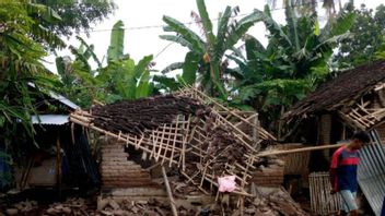 Central Lombok Regency Government Salurkan Bantuan Ke Warga Terdampak Puting Beliung: Mi Instant, Beras Sampai Semen