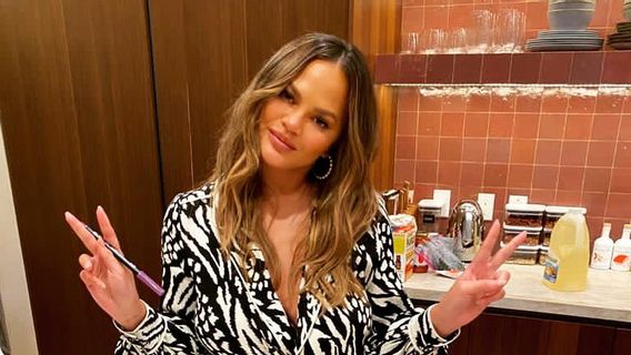 Chrissy Teigen Bela Meghan Markle yang Dicibir Warganet karena Tulis Esai Keguguran