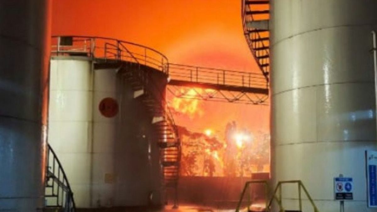 目击珀塔米纳西拉卡普炼油厂大火燃烧