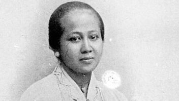 The Story Of Kartini's Struggle: Kandas Goes To School In The Netherlands And Build A School For Girls