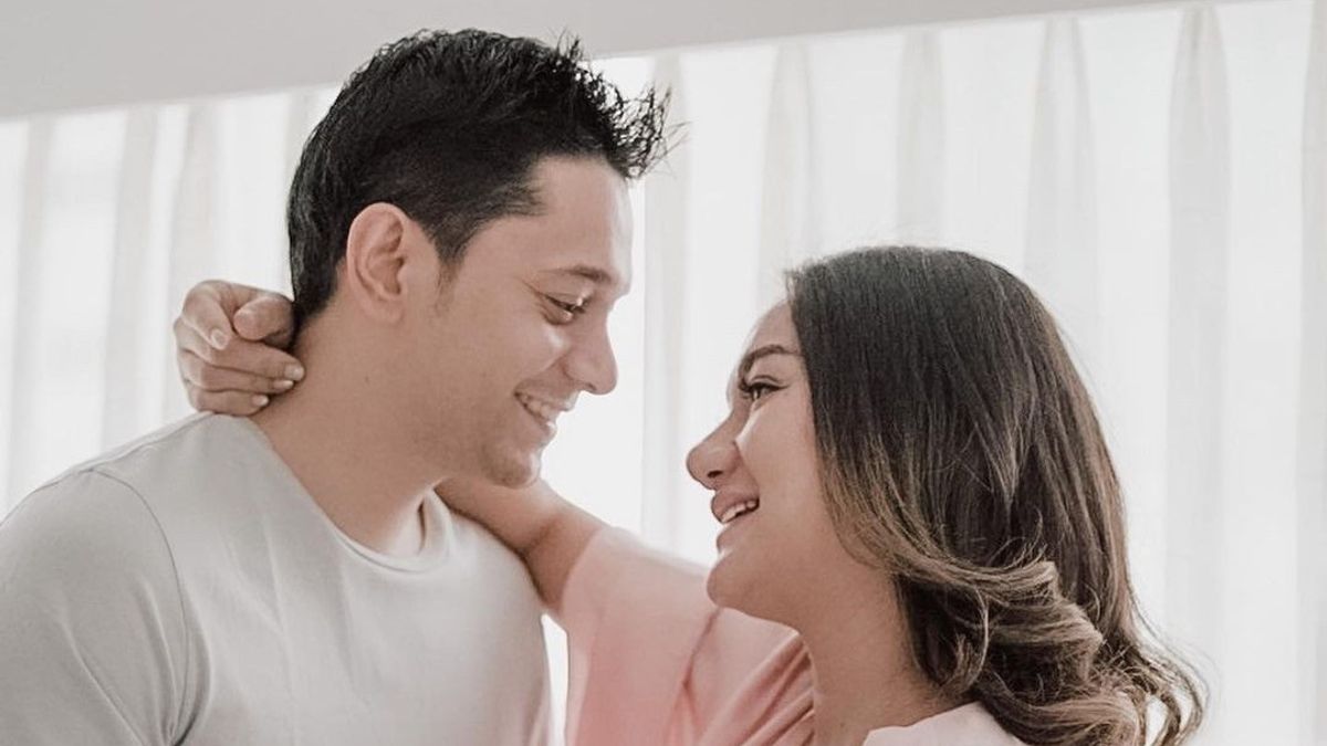 Caught Picking Up Andrew Andika After Rehabilitation, Tengku Dewi: Still My Wife