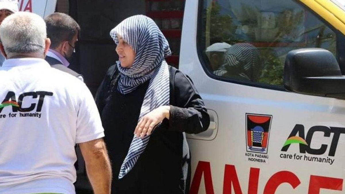 Evakuasi Korban Serangan Israel, Ambulans Berlogo Pemkot Padang Curi Perhatian Publik