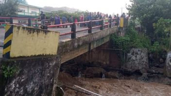 Bridge Impact In Kerinci Jambi Collapses Access To Broken Vehicles, Handling Wearing Steel Blocks