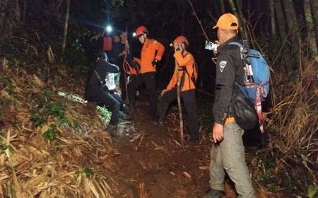 Butuh 2 Jam, Tim SAR Evakuasi Pendaki Cedera dari Gunung Tampusu Sulut