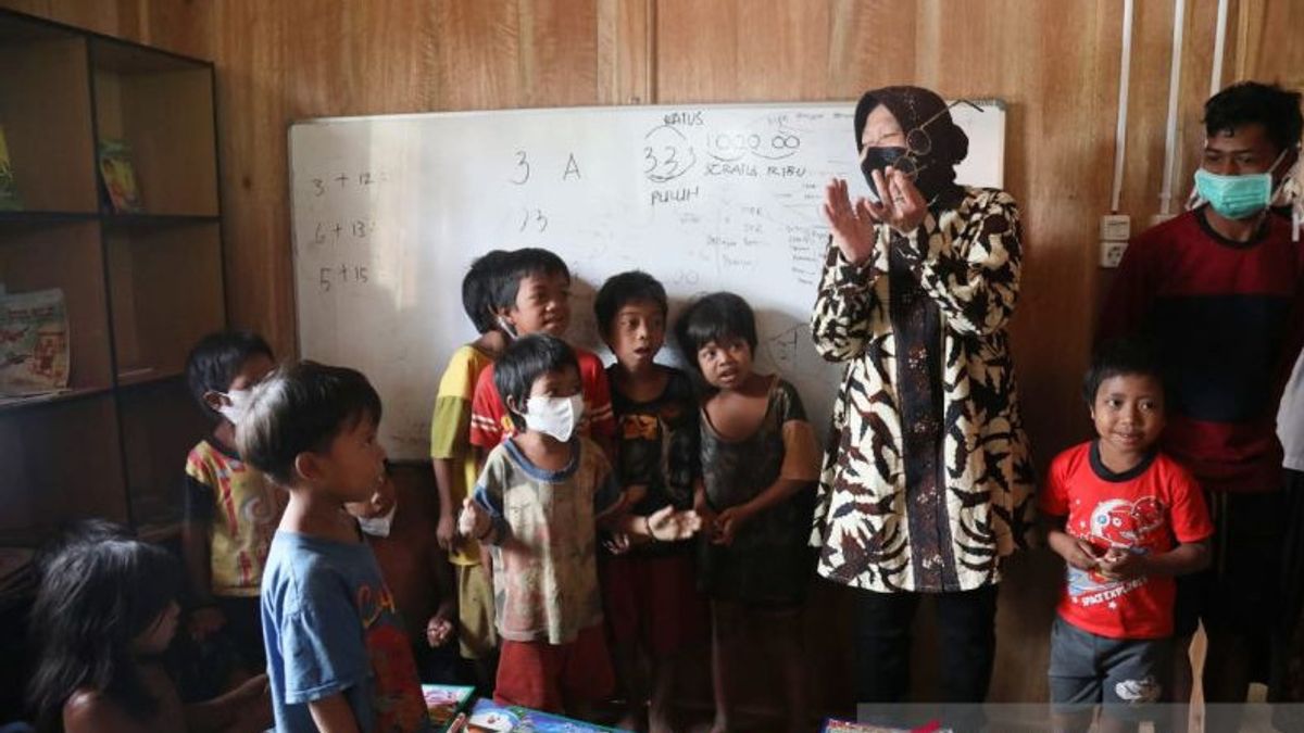 مألوفة منسوس ريسما مع قبيلة الأطفال في جامبي عند افتتاح مركز مجتمعي ، على استعداد لتصبح معلمة