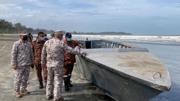 التحقق من ست جثث لضحايا غرق سفينة إندونيسية في جوهور باهرو ماليزيا من قبل العائلة