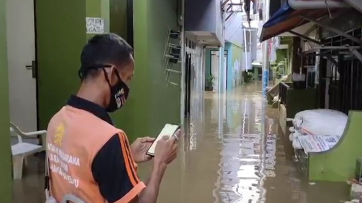 Kali Ciliwung Meluap, Permukiman Warga di Kebon Pala Jaktim Terendam Banjir Semeter Lebih