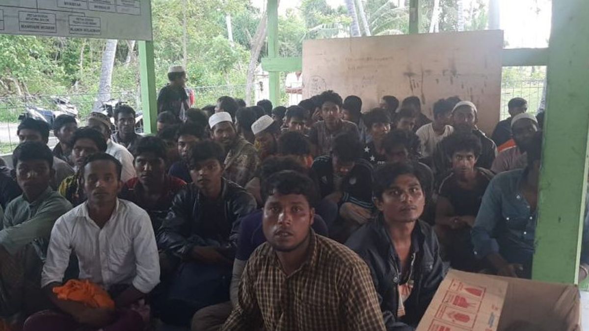 114 Rohingya Refugees Stranded In Bireun To Be Moved To Lhokseumawe
