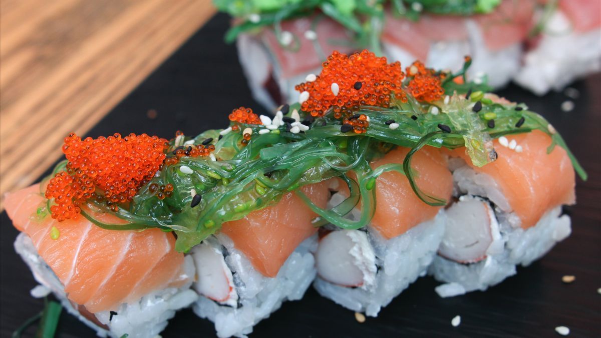 8 Etika Makan Sushi yang Harus Diketahui agar Tak Terlihat Norak