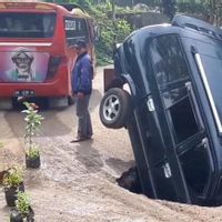 Mobil Kijang di Wonosobo Terperosok Gara-gara Jalan yang Tiba-tiba Ambles
