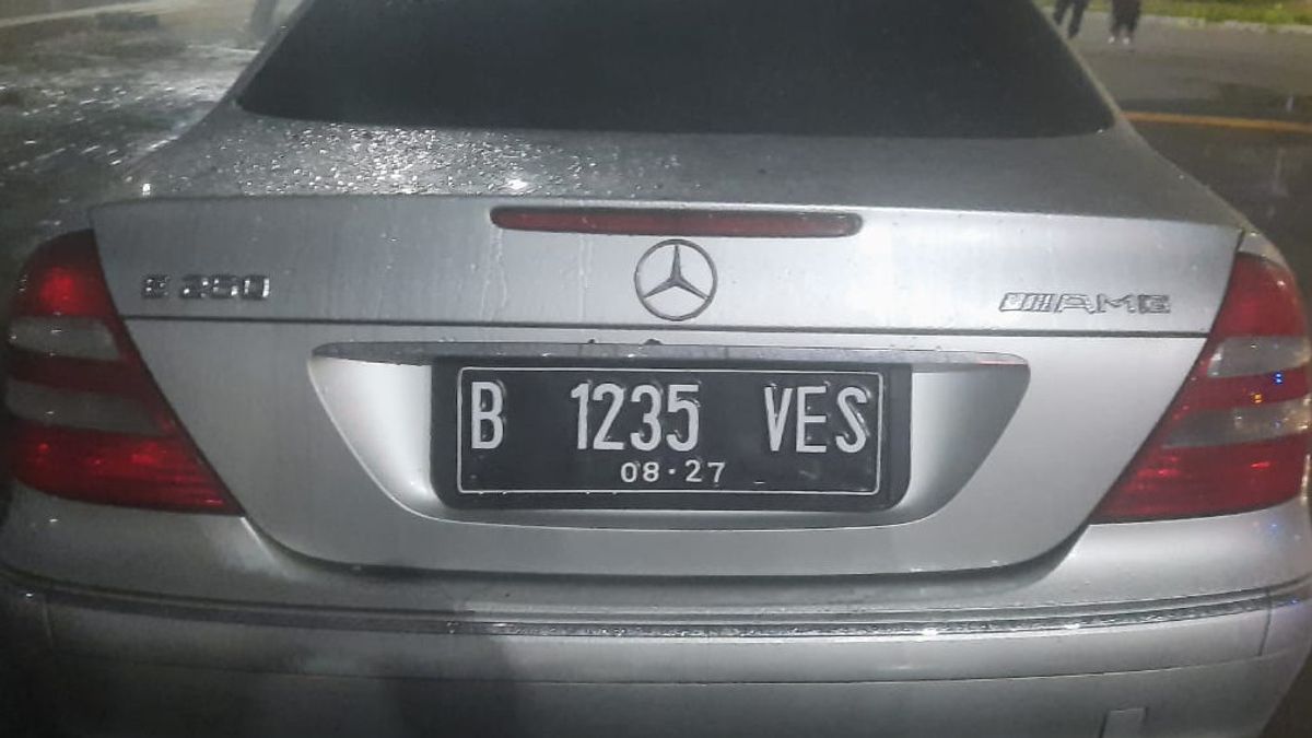 Mercedes Benz Argent brûlé à Ancol