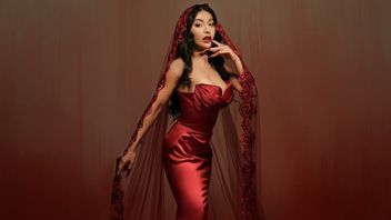 corder portrait d’un courageux charismant de Denada, apparence de Mang بال dans une robe de mariée rouge brillante