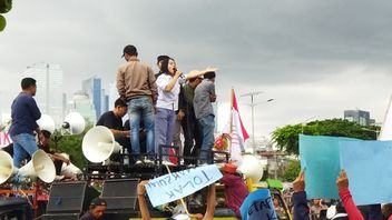 高校の制服を着た女性の雄弁家がインドネシア国会議事堂の前司令部の車に叫ぶ