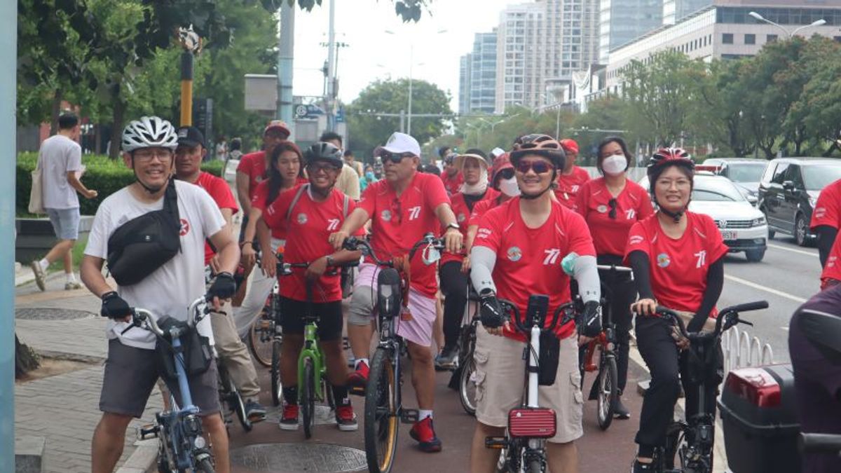 Sambut HUT Kemerdekaan Indonesia ke-77: Sebanyak 100 WNI di China Bersepeda Sejauh 77 Km Keliling Beijing