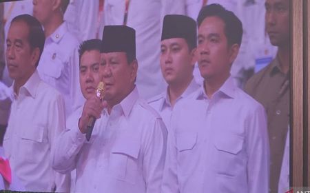 Jokowi dan Gibran Berdiri Apit Prabowo di HUT Gerindra