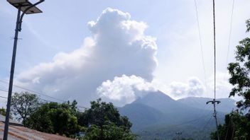 レウォトビ山 高さ1,000メートルの灰を噴出する男性噴火