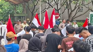 Dilarang Bakar Ban, Massa Pendemo di Kantor Kementerian Haji dan Umroh Nyaris Bentrok dengan Aparat