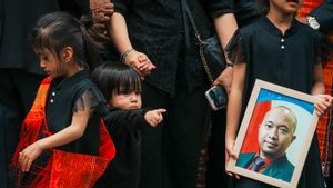 Suasana Haru Keluarga Saat Penghormatan Terakhir Staf KBRI Zetro Purba di Kementerian Luar Negeri RI