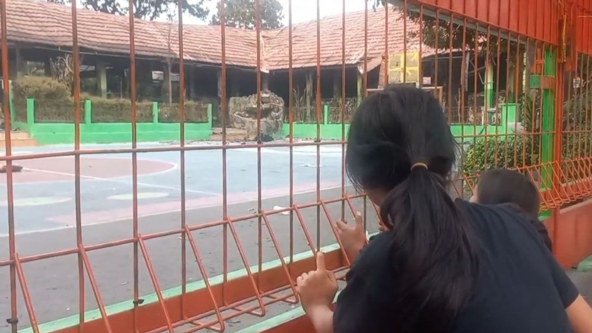 Siswi Kelas 6 SDN 01 Pondok Bambu Ratapi Gedung Sekolahnya yang Terbakar, Minta Perbaikan ke Pemprov DKI