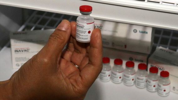 جوكوي يدعم لقاح COVID-19 الأحمر والأبيض والنوسان في ذكرى اليوم، 12 مارس 2021