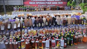 ケンダリ警察が違法な伝統酒の2トンを破壊