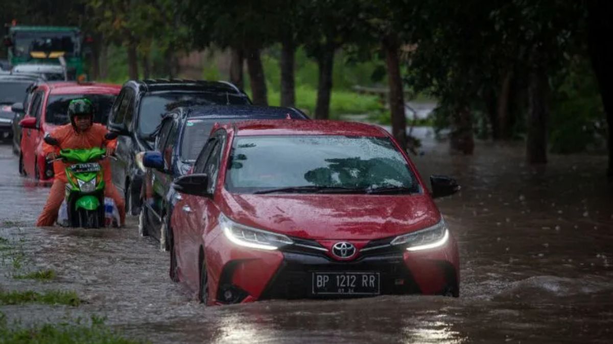 バタム市政府は排水を強化し、1〜2時間で後退すると主張する道路の洪水