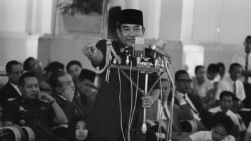 President Soekarno Visits The Grave Of Sheikh Abdul Qadir Jaelani In Today's History, April 2, 1960