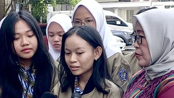 Vice President Meets Josepha et al. SMAN 1 Pontianak to Jakarta