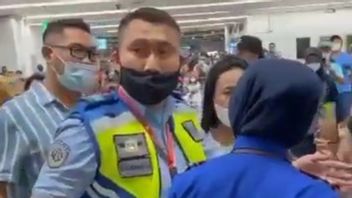 Lion Air Flight Passengers Are Furious With The Officers, Observers Say There Is Inappropriate Communication