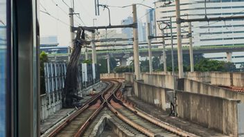 Construction Material Of AGO Building Falls Over Rel, Jakarta MRT Service Temporarily Stopped
