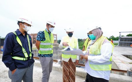 Kenakan Sarung Batik, Mas Gibran Luwes Blusukan Tinjau Pintu Air, Beri Pesan Ini ke Emak-emak Solo