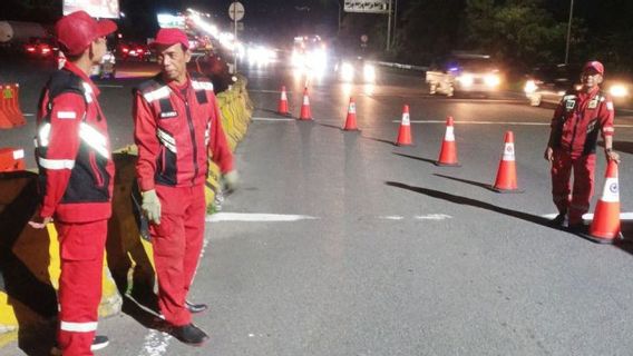 警察がジャカルタ方面のジャガラウィ有料道路の逆流を封鎖