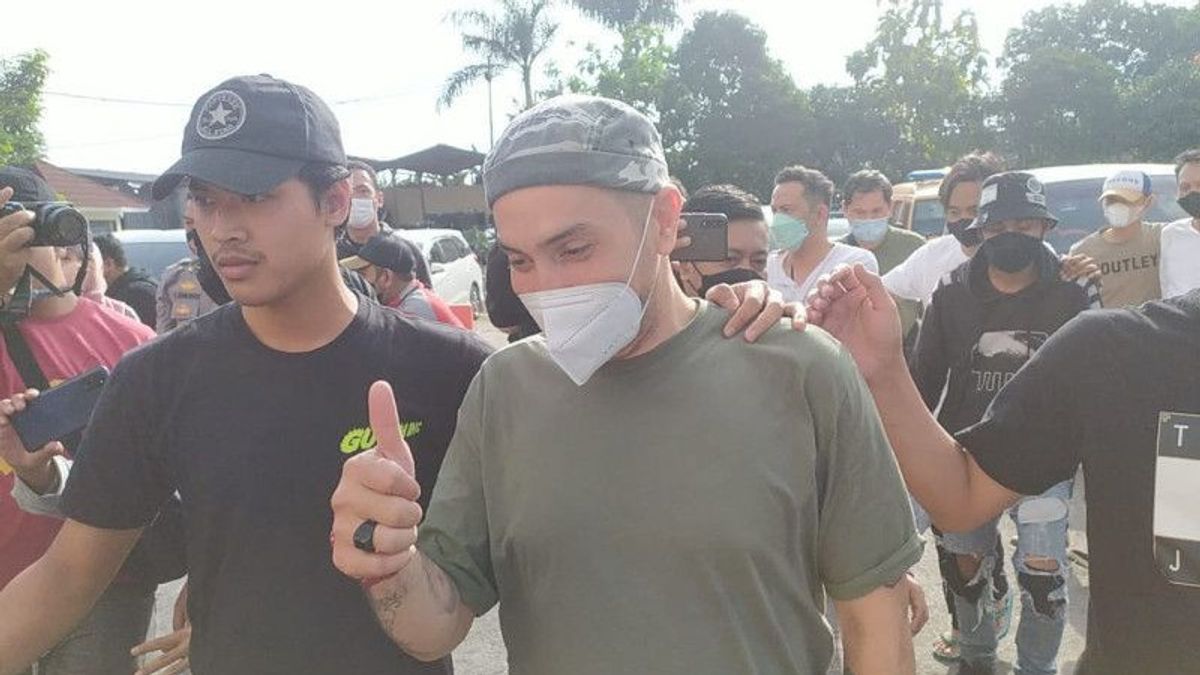 Gary Iskak Masih Sempat Angkat Jempol Saat Digiring Polisi Bandung Usai Pesta Narkoba