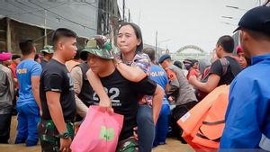 Banjir Kota Bekasi, TNI AD Evakuasi Korban Sekaligus Bangun Dapur Lapangan